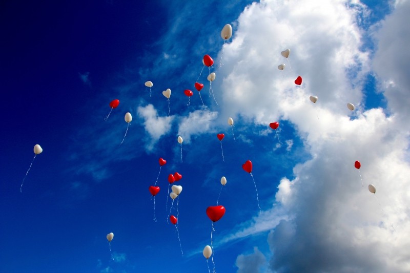 Balões vermelhos e brancos no céu